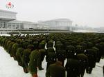Soldater bøjer hovedet i ærbødighed på den centrale plads i Pyongyang. 