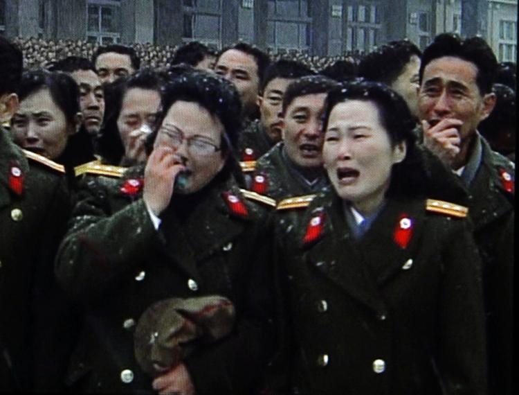 Nordkoreanske mititærfolk græder langs ruten for sørgeoptoget. 