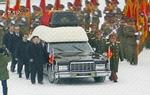 Kim Jong-ils båre føres gennem et snedækket Pyongyang. 