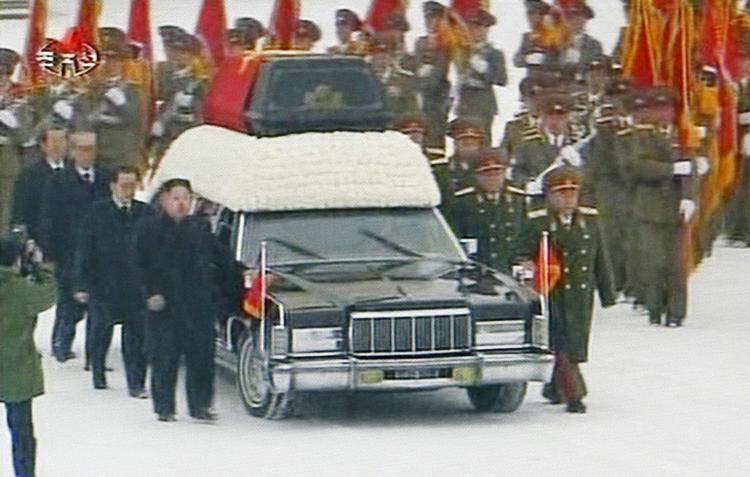 Kim Jong-ils båre føres gennem et snedækket Pyongyang. 