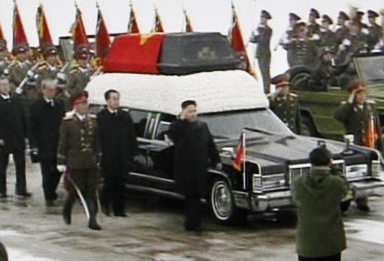 Kim Jong-un gør honnør, mens han ledsager sin fars båre. 