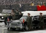 Kim Jong-ils båre er placeret på toppen af en luksusbil. 