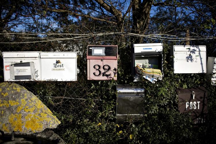 eftergivenhed. Ifølge Post Danmark vil ingen blive nægtet post, selv om postkassen 2. januar ikke står, hvor den skal. 