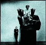 Mester. Dirigenten Riccardo Chailly ved foden af billedkunstneren Max Klingers Beethoven-monument i Leipzig, hvor symfonierne er indspillet. 