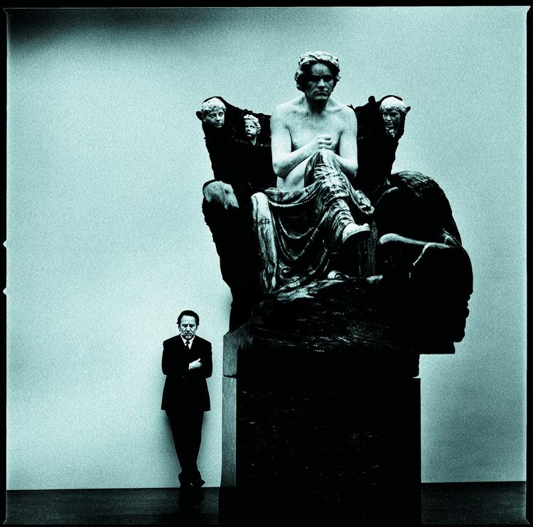 Mester. Dirigenten Riccardo Chailly ved foden af billedkunstneren Max Klingers Beethoven-monument i Leipzig, hvor symfonierne er indspillet. 
