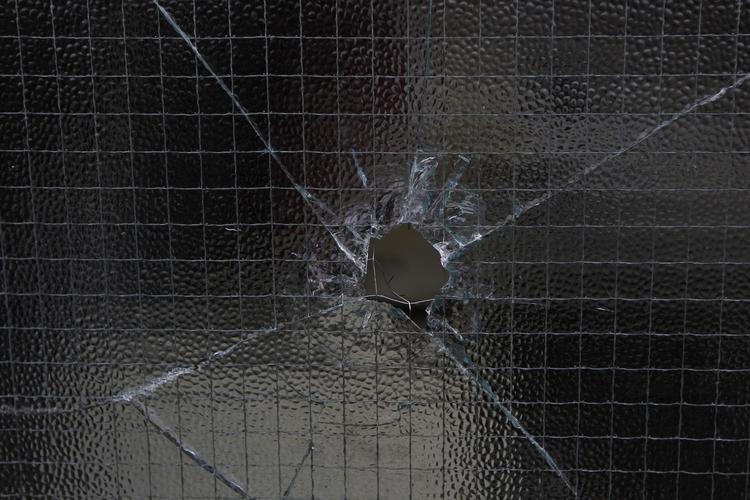 fanget. Politiet har anholdt den person, som man formoder anbragte en bombe under en bil, der juleaften eksploderede. 