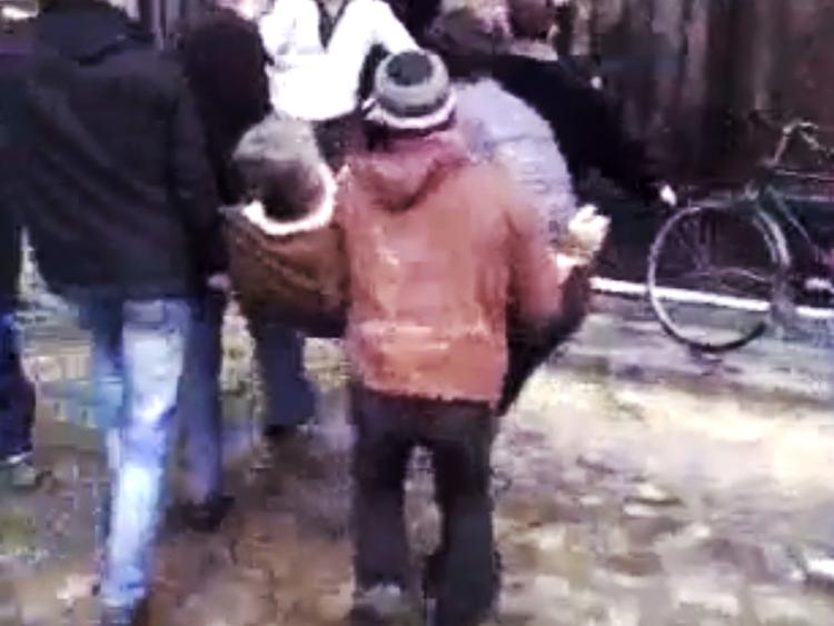 SÅRET. Dette billede er taget fra en armatørvideo og forestiller angiveligt en mand, som mandag blev skudt i Syriens tredjestørste by Homs. Det har dog ikke været muligt at få verificeret hverken indholdet eller datoen for billedet. 