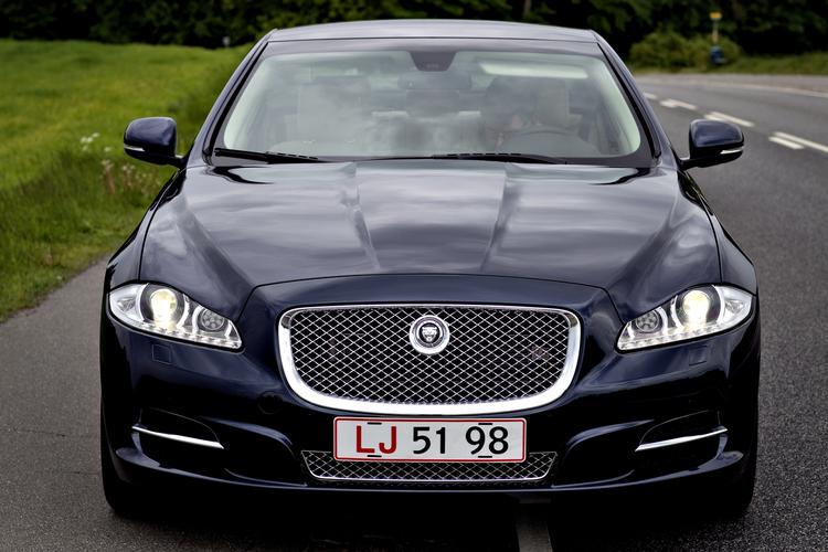 Opgradering. Jaguar-købere får det let i den kommende tid. To importører står klar til at tilbyde nye Jaguar-biler  Danmark. 