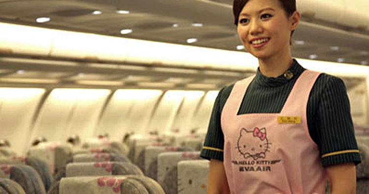 Velkommen om bord. Man skal have et afslappet forhold til lyserød missekat-stemning for at flyve med et af Eva Airways' Hello Kitty-fly. 