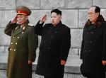 EFTERFØLGEREN. Kim Jong-Un (i midten) er blevet udråbt til at være Nordkoreas næste leder. 