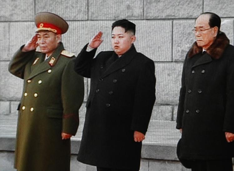 EFTERFØLGEREN. Kim Jong-Un (i midten) er blevet udråbt til at være Nordkoreas næste leder. 