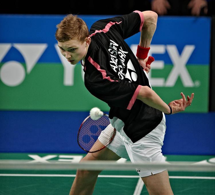 vinder. Efter sejr over Tanongsak Saensomboonsuk skal Viktor Axelsen i aften møde Jan Ø. Jørgensen. 