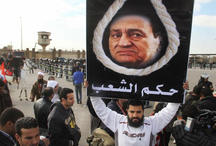 Forhadt. Tidligere præsident Hosni Mubarak er ikke den mest populære mand i Egypten. Her demonstrerer modstandere i forbindelse med retsagen mod ham. 