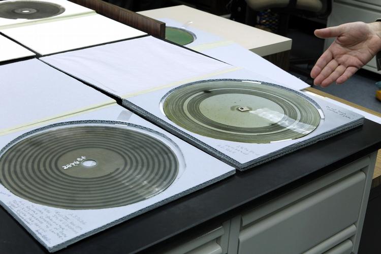 HI-FI? De gamle skiver, som indeholder nogle af de ældste lydoptagelser nogensinde, er lavet af voks og glas. 