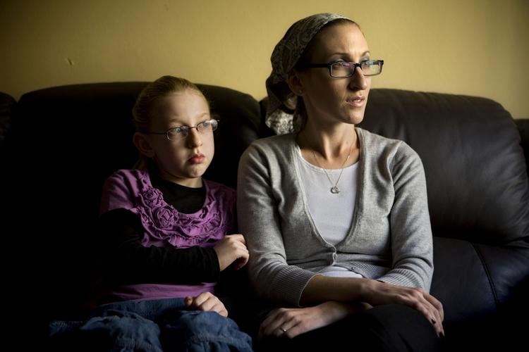 Overfaldet. 8-årige Naama Margolese og hende mor Hadassa er blandt dem, der er blevet forulempet af de ultraortodokse jøder i bydelen Beit Shemesh i Jerusalem. 