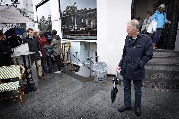 Udenfor. Udenrigsminister Villy Søvndal er en belastning for regeringen, lyder det i en Megafonmåling, foretaget for Politiken og TV 2. 