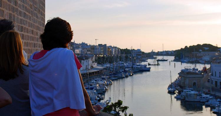 Pittoresk. Havnen i byen Ciutadella. 