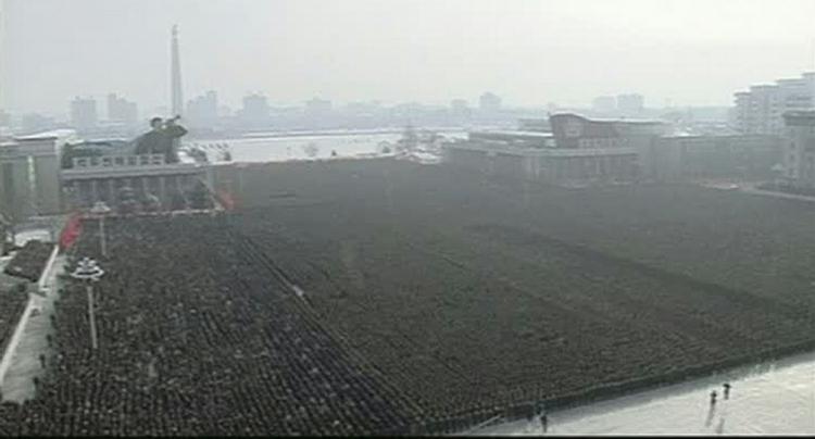 hobetal. Både civile og militære nordkoreanere deltog i dagens ceremoni i hovedstaden Pyongyang. 