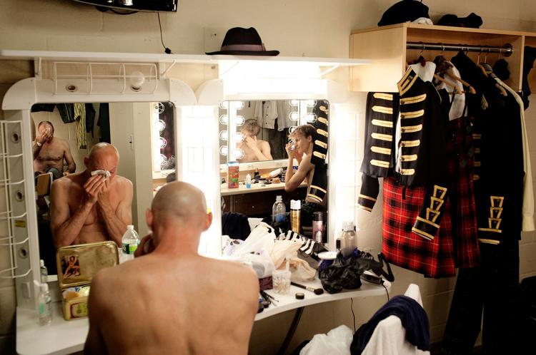 sparekniv. Ny spareplan for Det Kgl. Teater betyder, at der vil være en stor opera, en stor ballet og et stort skuespil færre i sæsonen. 