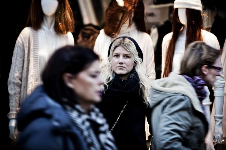 UNGARBEJDE. Da Cecilie Andersen arbejdede hos H &amp; M skulle hun ved sygemelding hver dag ringe til sin chef og forklare, hvad hun fejlede. Hos Baresso fortæller en tidligere og en nuværende ansat, at de selv skal finde afløser ved sygdom. 