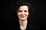 forslagsstiller. Camilla Hersom (R) håber, at færre unge vil begynde at ryge, hvis cigaretterne ikke er synlige i forretningerne. Der skal mere til at ændre vaner hos de ældre rygere, mener hun. 