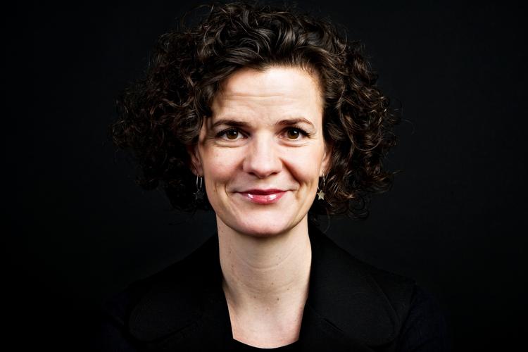 forslagsstiller. Camilla Hersom (R) håber, at færre unge vil begynde at ryge, hvis cigaretterne ikke er synlige i forretningerne. Der skal mere til at ændre vaner hos de ældre rygere, mener hun. 