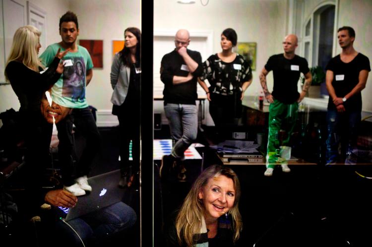 CASTING. Sådan ser det ud, når der ledes efter deltagere til »verdens største« realityshow, 'Big Brother'. Nederst i billedet er det direktør Rikke Kristine Nissen fra Endemol, der producerer programmet. 