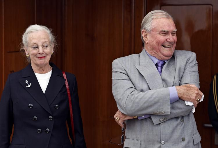 Fortjent. Der var højt humør i sommer, da Prins Henrik blev hædret som årets europæer. Nu er det hædringstid igen. Denne gang er det folkene i Pilestræde, som hædrer gemalen - blandt andet fordi det bare er et svært job, han bestrider. Det er det bare. 