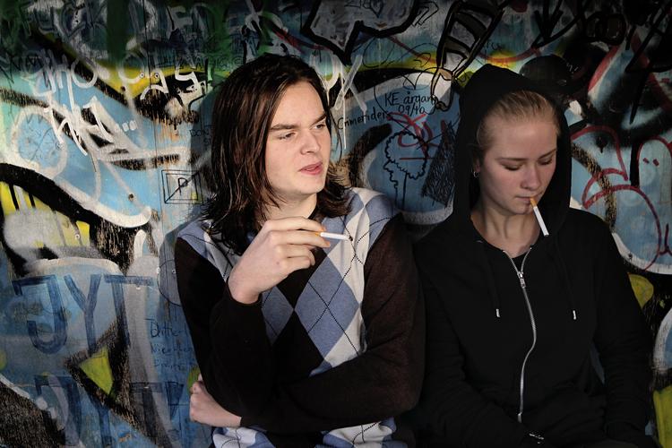 målgruppe. Et par danske efterskoleelever får en smøg. Det er unge, som dem, de radikale håber at nå med forslaget om at tvinge butikkerne til at gemme cigaretterne af vejen. 
