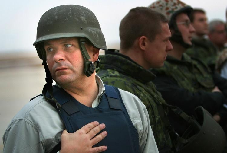 Krig. Tidligere forsvarsminister Søren Gade er under beskydning for ikke at have informeret Folketinget om mishandling af ganger i Irak. 