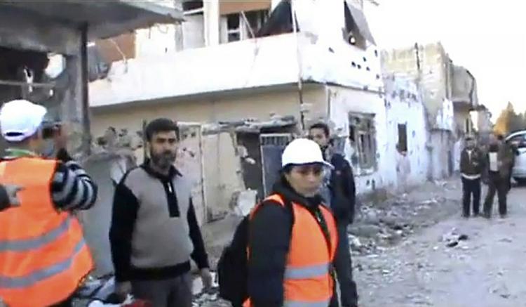 Billedet fra en amatørvideo viser observatører fra Den Arabiske Liga i Homs.  AP kan ikke garantere billedets ægthed. 