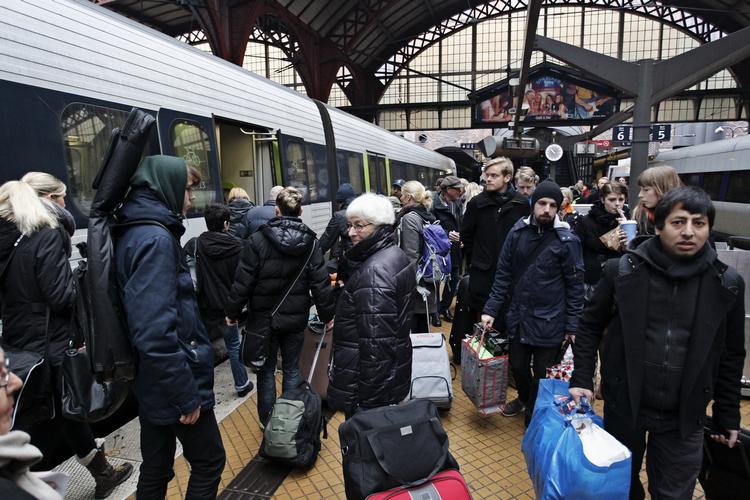 Travlt. Når togene er fulde, er billetterne for unge og ældre dyrere end de plejer at være. 