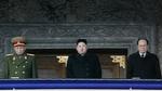 Magten. Nordkoreas nye leder, Kim Jung-Un i midten fotograferet i går under en af de mange ceremonier i forbindelse med sin fars, Kim Jung-Ils, død. 
