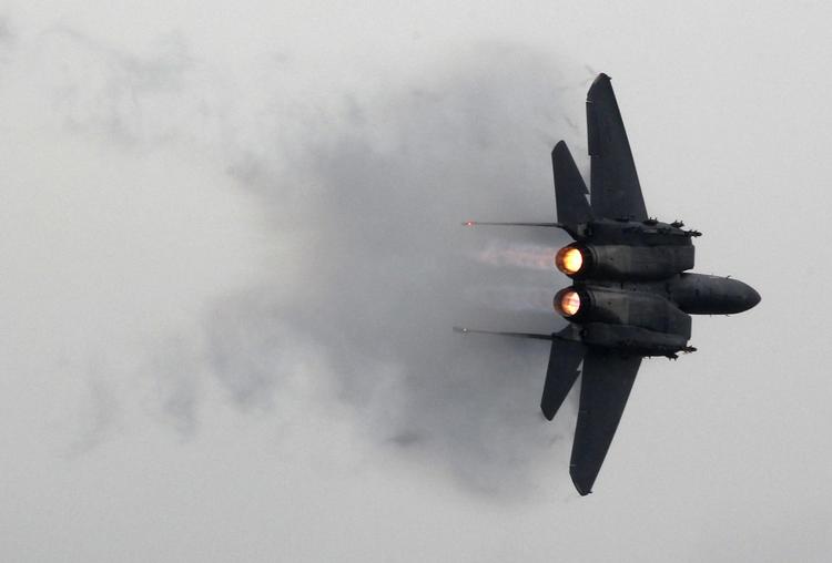 Krigsfly. Det er jagerfly af typen F-15, som USA har solgt til Saudi-Arabien. 
