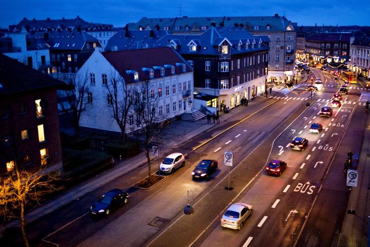 Grænsen. Regeringen lægger op til at betalingsringen skal løbe langs grænsen til Københavns Kommune. Som her ved grænsen mellem Københavns Kommune og Gentofte Kommune. Grænsen går mellem det røde mustenshus til venstre og det hvide hus med rødt tag. 