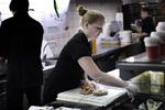 KONTROL. Hvis Line Østergaard pakker en bagel forkert ind, kan hun risikere at få en vred chef i røret kort efter. Kædens 10 butikker har installeret videoovervågning, der også er vendt mod de ansatte. 