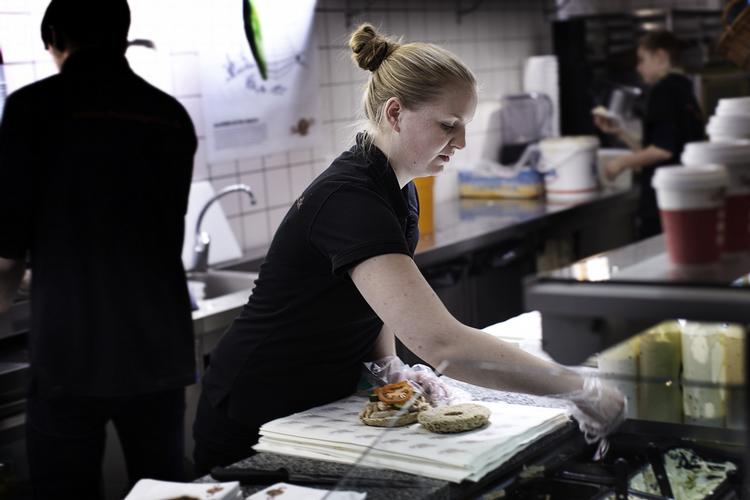 KONTROL. Hvis Line Østergaard pakker en bagel forkert ind, kan hun risikere at få en vred chef i røret kort efter. Kædens 10 butikker har installeret videoovervågning, der også er vendt mod de ansatte. 