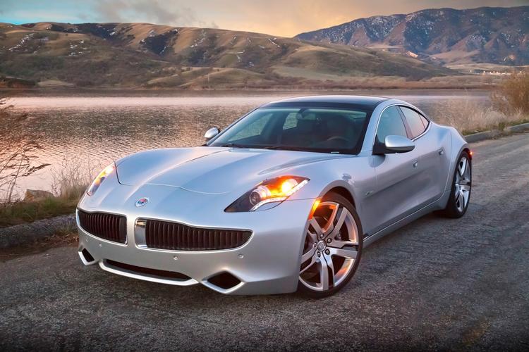 Brandfrygt. De første eksemplarer af Fisker Karma kaldes tilbage af firmaet selv. Der er fare for kortslutning i batteriet. 