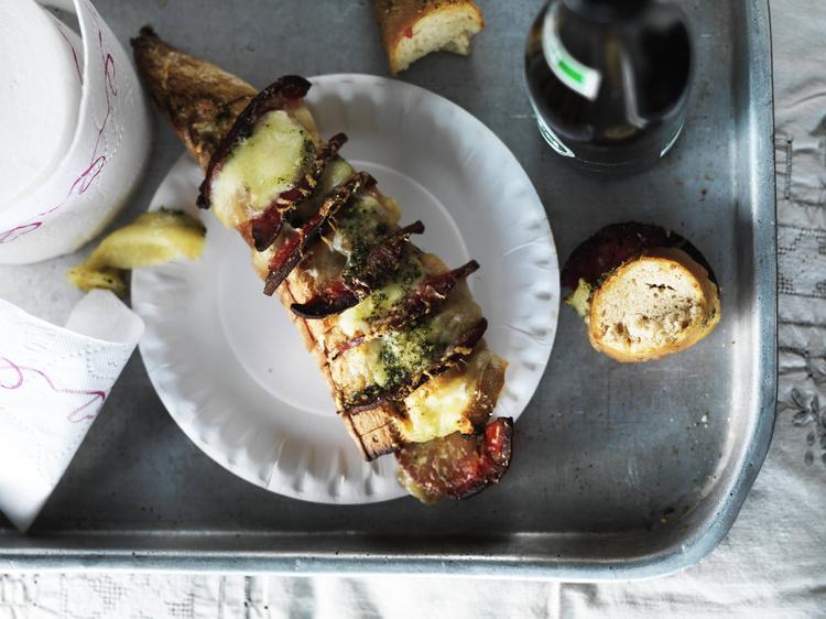 Raketaffyring. Det gratinerede pølsebrød for voksne mætter hurtigt, er nemt at lave  og har alt det, vi kan lide: noget stærkt, noget halvfedt og noget sprødt brød, der krummer  godt i sengen. 