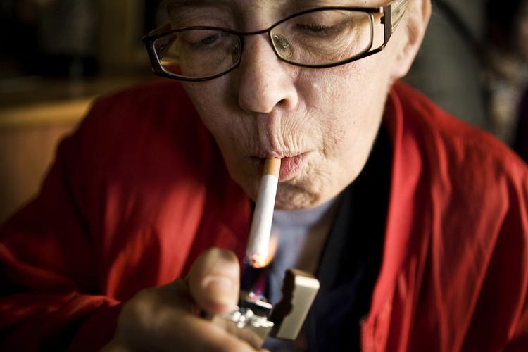 Smøgpause. Det skal være slut med cigaretter, cigarer og piber på landets værtshuse, mener SF og de radikale. 