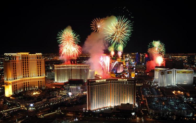 Lysshow. Las Vegas venter 300.000 gæster nytårsaften. De få ledige hotelværelser i byen er meget dyre. 