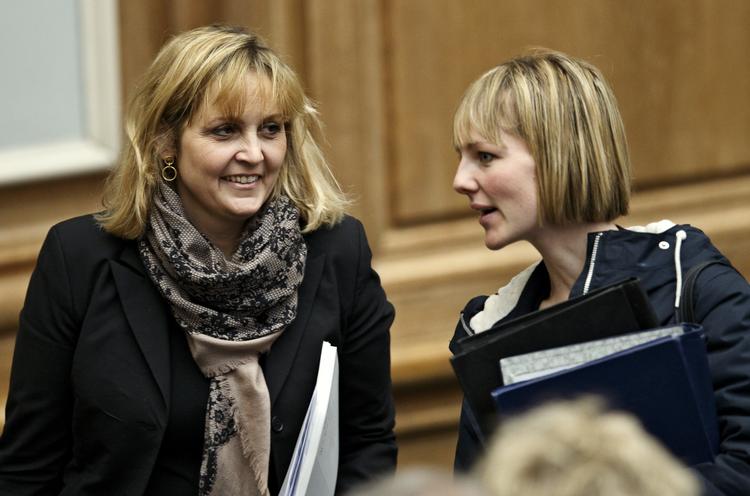 Forladt. Både miljøminister Ida Auken og handels- og investeringsminister Pia Olsen Dyhr skal finde nye spindoktorer. 