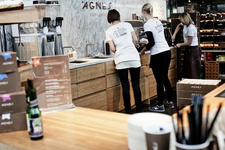 ARBEJDE. Agnes Cupcakes har de sidste dage fået stor kritik for behandlingen af deres ansatte. En arbejdsmarkedsforsker har kaldt ansættelseskontrakterne for »slavekontrakten«, og firmaet har måtte undskylde hårde udtalelser om de ansatte. 