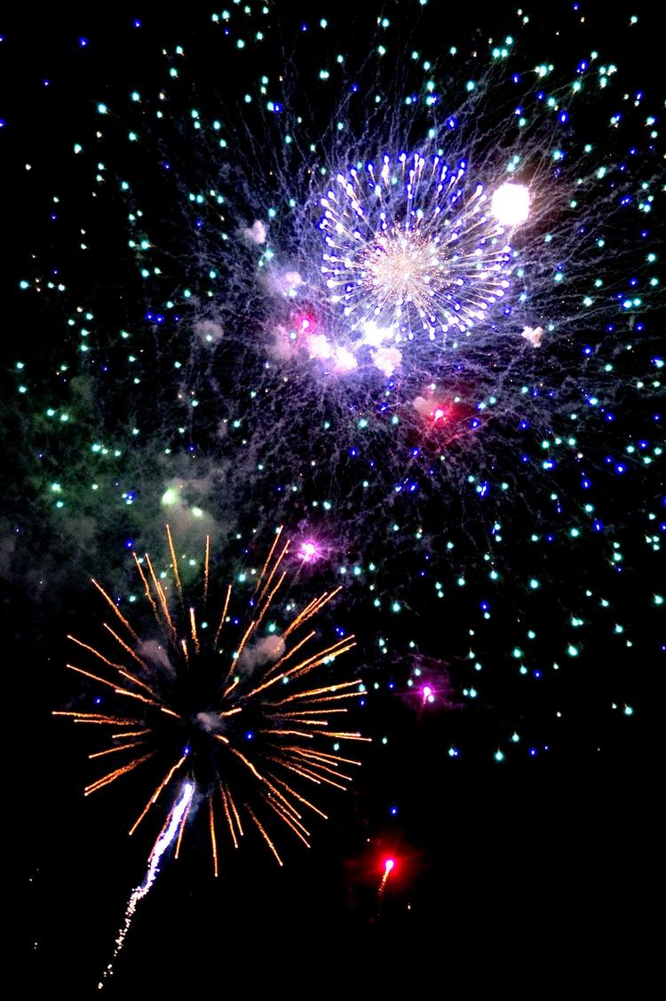 Nytår. Der er grund til at fejre nytåret. Godt nok var 2011 et år med store økonomiske kriser, men det var også året, hvor flere undertrykte folk kom tættere på demokratiet. 