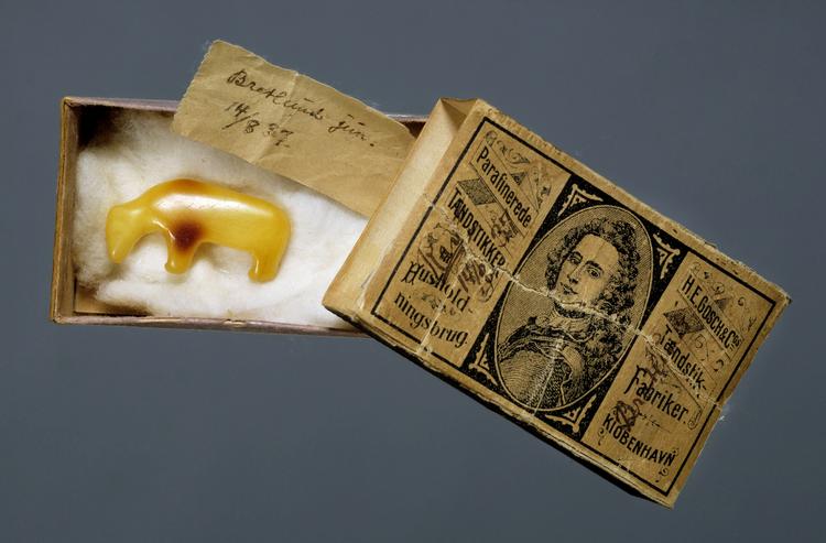 Mysterium. Ravbjørnen blev leveret til Nationalmuseet i denne tændstikæske hvorpå der står skrevet: 'Rav 14/8 1937. Bratlund' 