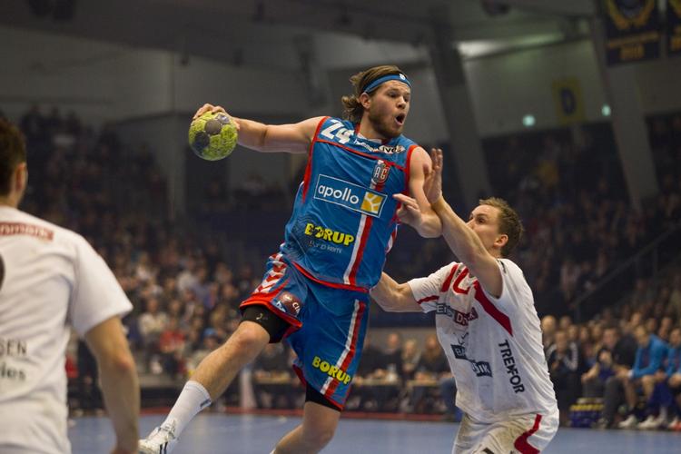 Topkamp. Mikkel Hansen (i blåt) og AG København viste klassen, da de slog KIF Kolding i topkampen af herrernes håndboldliga. 