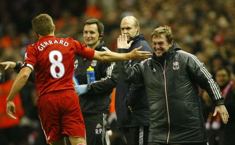 Æresrunde. Liverpools anfører Steven Gerrard blev tiljublet af manager Kenny Dalglish, da han havde scoret 3-1-målet i sejren over Newcastle. 