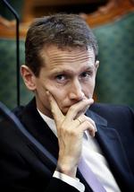 Svipser. Den tidligere skatteminister Kristian Jensen (V) havde glemt, at danskerne også i hans tid som minister handlede for 12milliarder kroner på den anden side af grænsen. 
