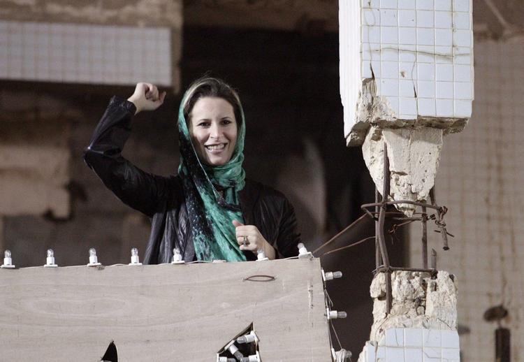 Kamp. Aisha Gaddafi har hyret en israelsk advokat til at undersøge omstændighederne omkring sin fars død. 