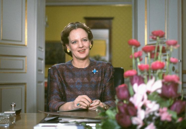 Dumsmart. Danskernes forhold til de fremmede fik en ublid medfart i regentens nytårstale i 1984. Talen huskes bedst for sætningen om vores »dumsmarte bemærkninger«. 
